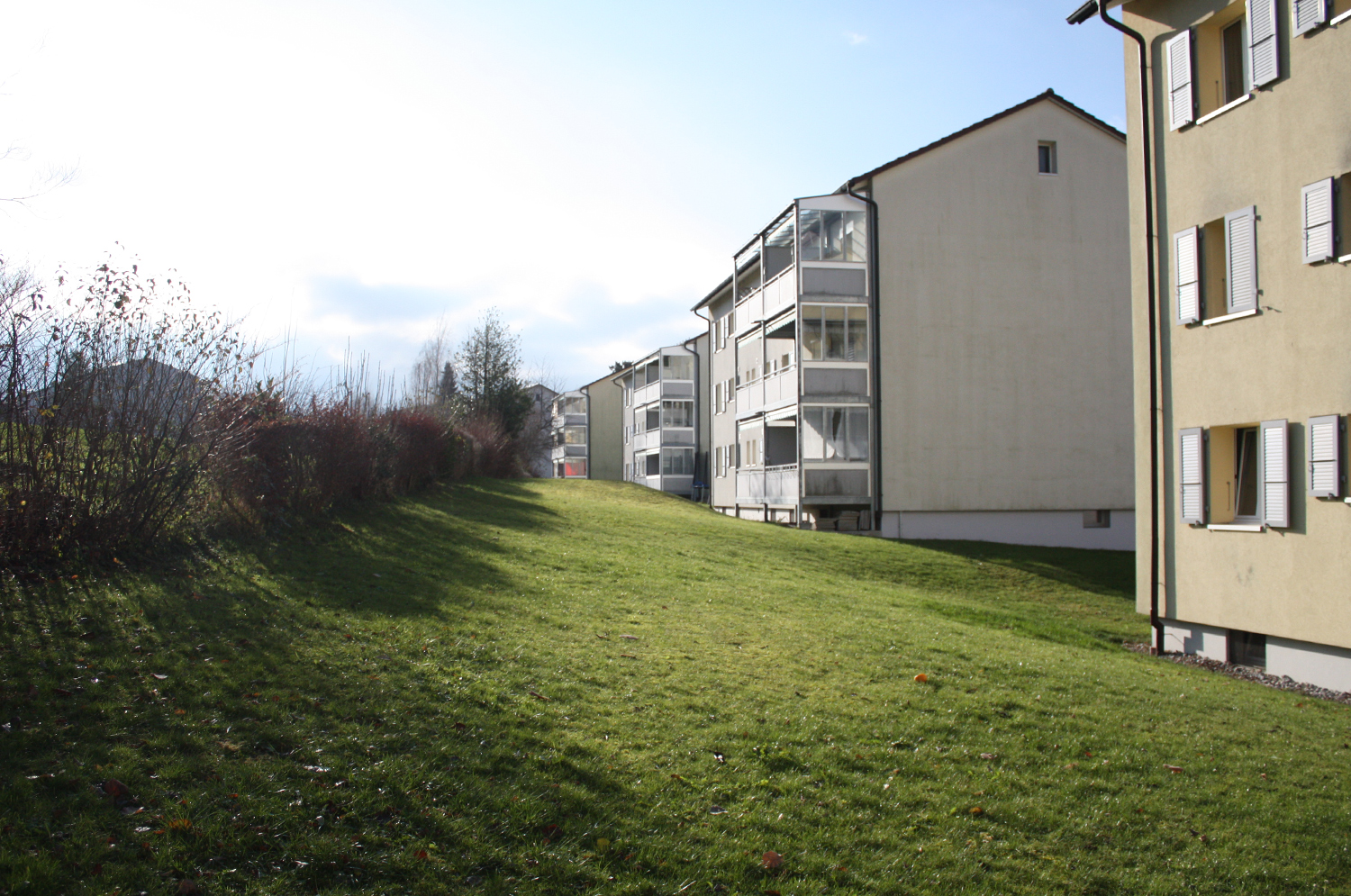 Häuserzeile mit verglasten Balkonen in der Siedlung Bischofkänel.